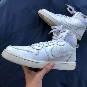 SOLD ✨🤍 Nike Sneakers 🤍✨ SOLD